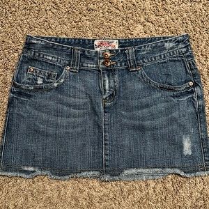 Billabong size 7 denim distressed skirt with frayed bottom